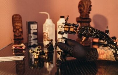 Como escolher um estúdio de tatuagem seguro após as novas regras sobre pigmentos